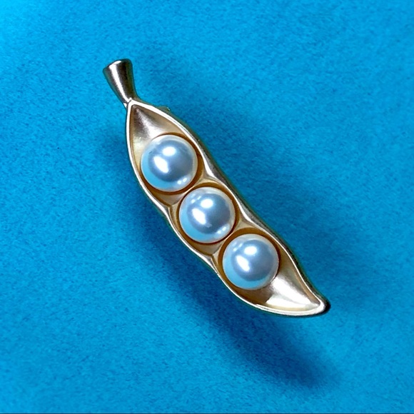 Vintage Jewelry - Sold. 🪲PEAS IN A POD BRUSHED GOLDEN BROOCH PIN